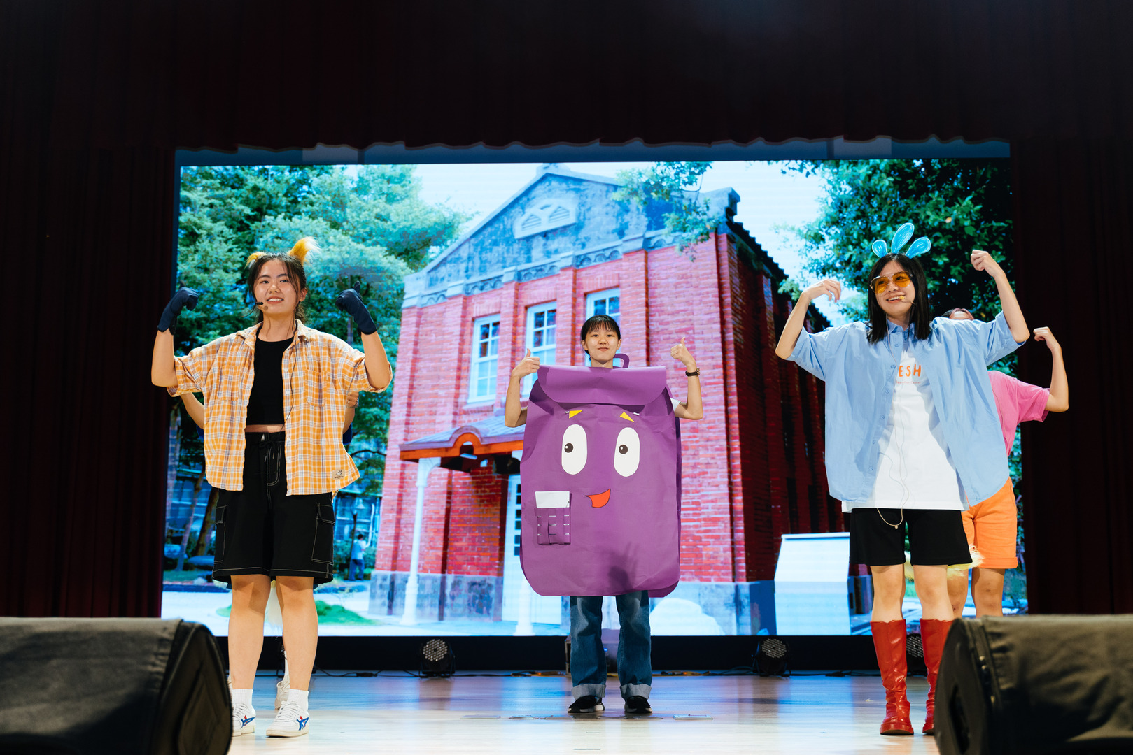 新生營企劃團隊 透過有趣的戲劇表演 結合影片與舞蹈來介紹北科校園