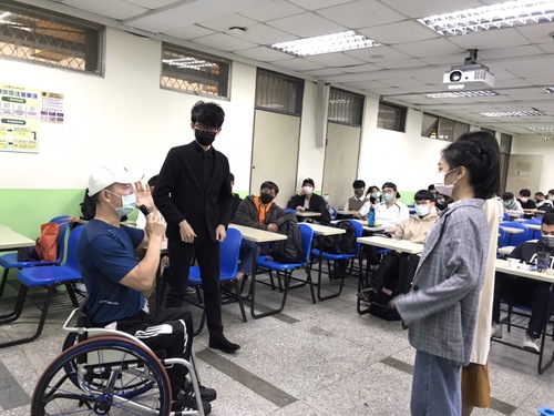 周凡老師教學生跳國標舞